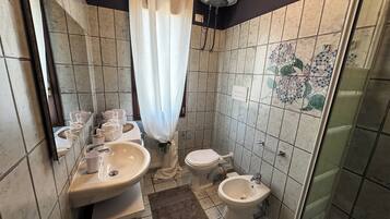 Haartrockner, Handtücher, Seife, Toilettenpapier