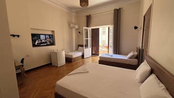 Basic Quadruple Room | Desk, laptop workspace, free WiFi