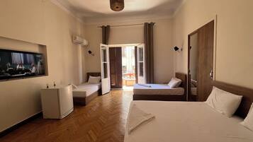 Basic Quadruple Room | Desk, laptop workspace, free WiFi