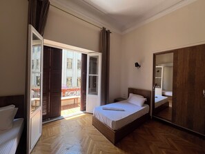 Habitación cuádruple básica | Escritorio, espacio para trabajar con laptop y wifi gratis 