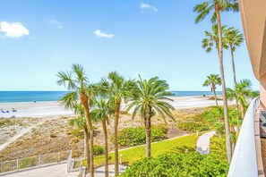 On the beach - CBC 1-3E –🏝️ Summer Escape Alert – Premium Stays, Limited-Time Discounts (Clearwater Beach)