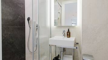 Een douche, een haardroger, handdoeken, zeep