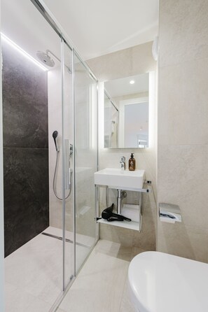 Een douche, een haardroger, handdoeken, zeep