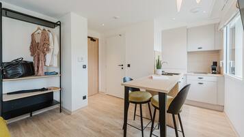 Een koelkast, een microgolfoven, een koffiezetapparaat/waterkoker