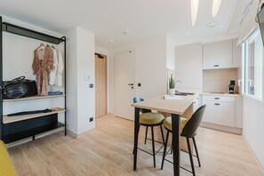 Een koelkast, een microgolfoven, een koffiezetapparaat/waterkoker