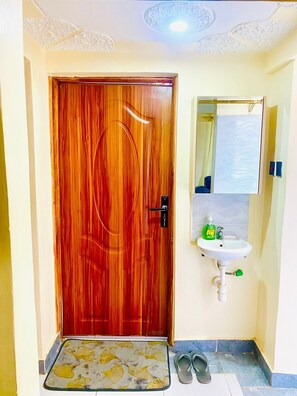 Deluxe Apartment, City View | Bathroom | Shower, free toiletries, slippers, towels - Lux Suites Naivasha Business Apartments (Naivasha)