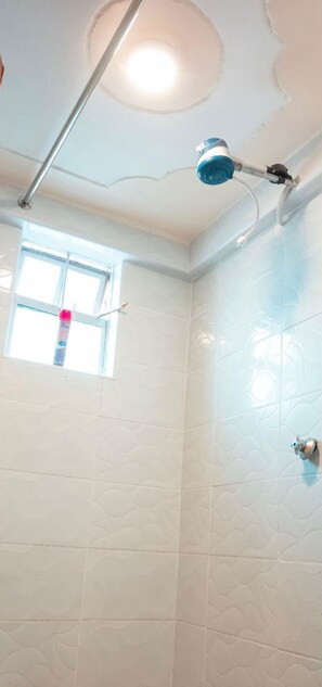 Apartament Deluxe, vistes a la ciutat | Bany | Dutxa, articles de tocador gratuïts, sabatilles i tovalloles