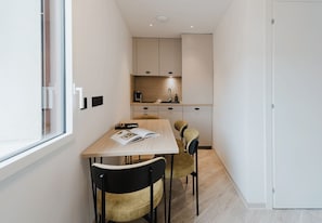A modern kitchen with a dining area. - 109 - Appart'Hôtel Neostelia-Annecy (Annecy)