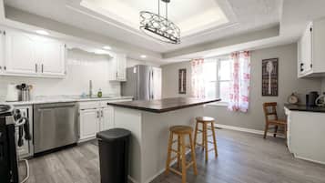 Frigorífico, horno, placa de cocina y cafetera o tetera