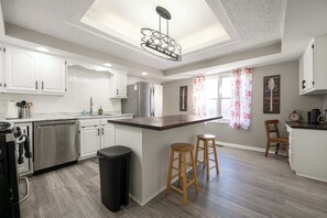 Fridge, oven, stovetop, coffee/tea maker