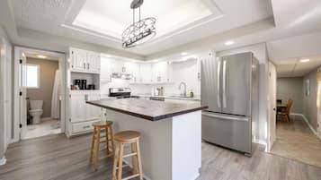 Køleskab, ovn, kogeplade, kaffe-/temaskine