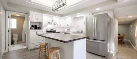 Réfrigérateur, four, plaque de cuisson, cafetière/bouilloire