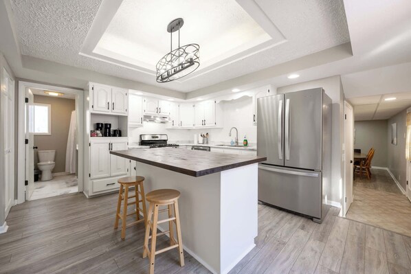 Fridge, oven, stovetop, coffee/tea maker