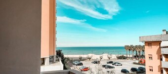 Lovely apartment overlooking the beach at Lido tre Archi di Fermo