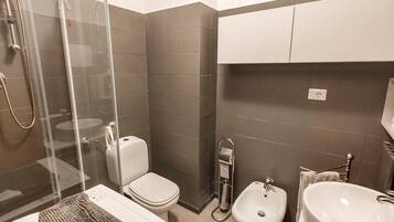 Hårtørrer, bidet, håndklæder, Sæbe