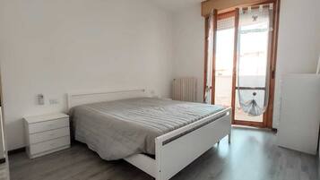 1 soveværelse, strygejern/strygebræt, sengetøj