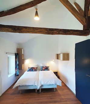 3 bedrooms, desk, iron/ironing board, travel crib - Country gite and B&B, reception room, garden, swimming pool (Goutevernisse)