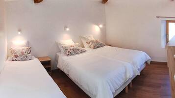 3 chambres, bureau, fer et planche Ă repasser, lit parapluie