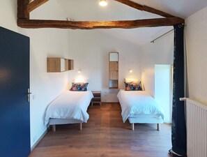 3 bedrooms, desk, iron/ironing board, travel cot - Country gite and B&B, reception room, garden, swimming pool (Goutevernisse)