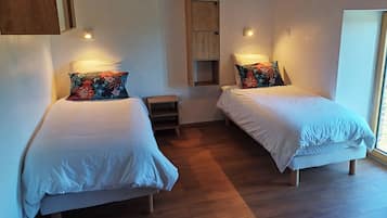 3 slaapkamers, een bureau, een strijkplank/strijkijzer, reisbedje