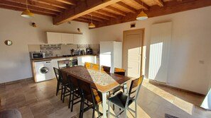 Dining - Country gite and B&B, reception room, garden, swimming pool (Goutevernisse)