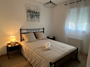 4 bedrooms, iron/ironing board, travel cot, free WiFi - New, modern, family home in quiet location near Disneyland Paris or Paris. (Pontault-Combault)