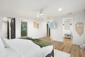 4 habitaciones, escritorio y tabla de planchar con plancha 