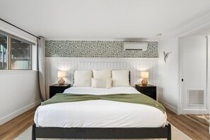 4 slaapkamers, een bureau, een strijkplank/strijkijzer, reisbedje