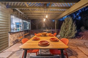 Outdoor dining - Piki Place | Modern, Spa, Firepit, Games, EV (Sedona)