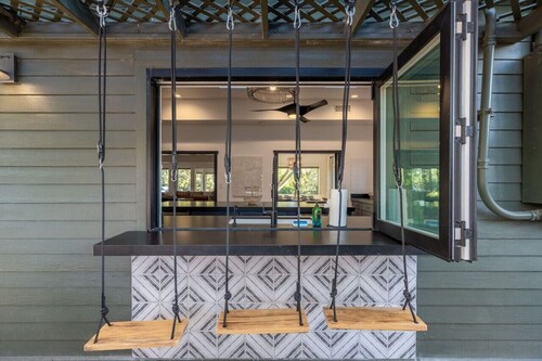 Piki Place | Modern, Spa, Firepit, Games, EV