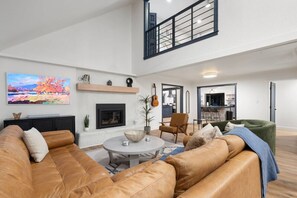 Smart TV, table tennis, stereo - Piki Place | Modern, Spa, Firepit, Games, EV (Sedona)
