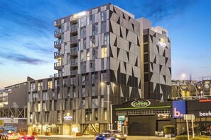 Exterior - Modern Penthouse. Close to Spark Arena! by Zodiak Stays (Auckland)