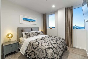 2 bedrooms, desk, iron/ironing board, WiFi - Modern Penthouse. Close to Spark Arena! by Zodiak Stays (Auckland)
