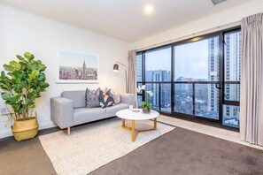 TV, offices - Stylish Apt with Views Pool and Gym - Zodiak Stays (Auckland)