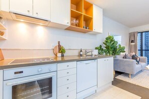 Fridge, microwave, oven, stovetop - Stylish Apt with Views Pool and Gym - Zodiak Stays (Auckland)