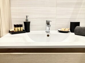 Een haardroger, een bidet, handdoeken, zeep