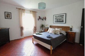 2 slaapkamers, een strijkplank/strijkijzer, reisbedje, wifi