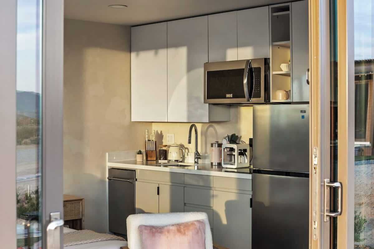 Een koelkast, een magnetron, een oven, een kookplaat