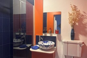 Regadera, secadora de cabello, toallas, jabón 