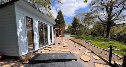 Linden Lodge, Dog-friendly, Adults only.Great getaway Hot Tub, Sauna & Kayaks.