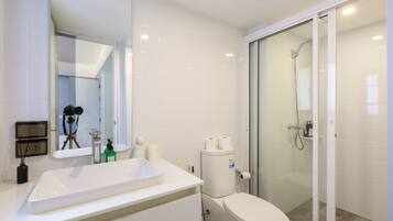 Toalettartikler (inkludert), hårføner, håndklær og såpe