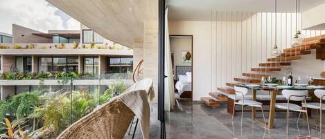 Ein modernes Interieur mit Essbereich, Treppe und Blick ins Freie.