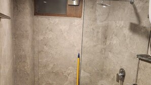 A bathroom with a shower, a toilet, a bidet, and a hand dryer. - Hotel Taj palace Dalhousie (Dalhousie)