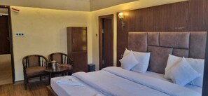 Laptop workspace - Hotel Taj palace Dalhousie (Dalhousie)