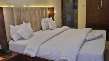 Deluxe Double Room | Laptop workspace