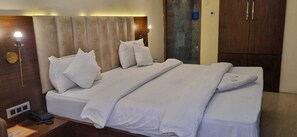 Laptop workspace - Hotel Taj palace Dalhousie (Dalhousie)