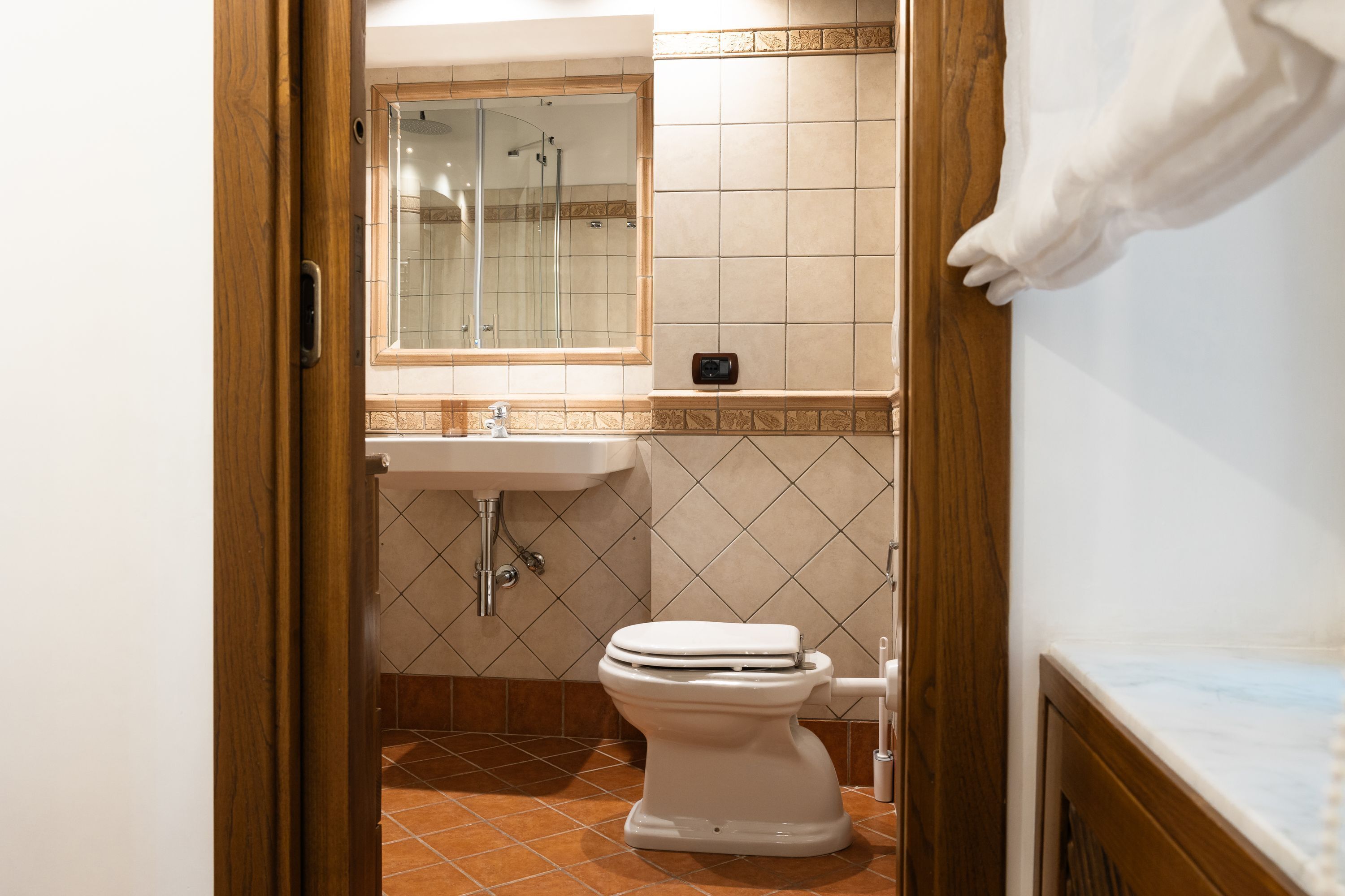 Une salle de bain comprenant des toilettes, un lavabo et un espace douche.
