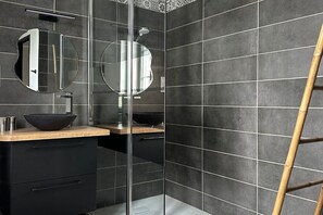 Dusche, Haartrockner, Handtücher, Seife