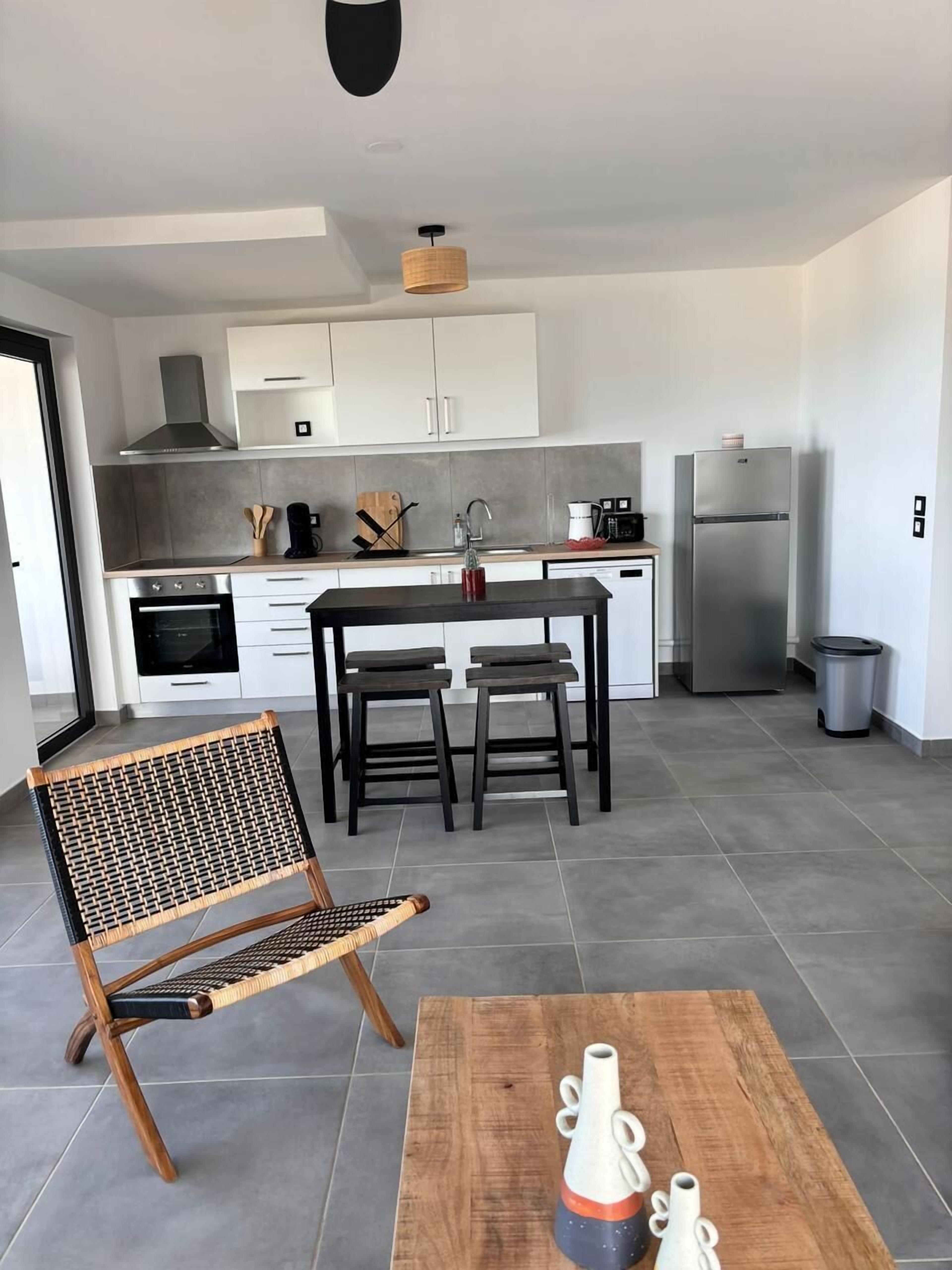 冷蔵庫、電子レンジ、オーブン、コンロ