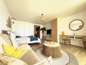 1 bedroom, iron/ironing board, WiFi, bed sheets - Studio Eleven Alamanda Beach beachfront (Saint Martin)